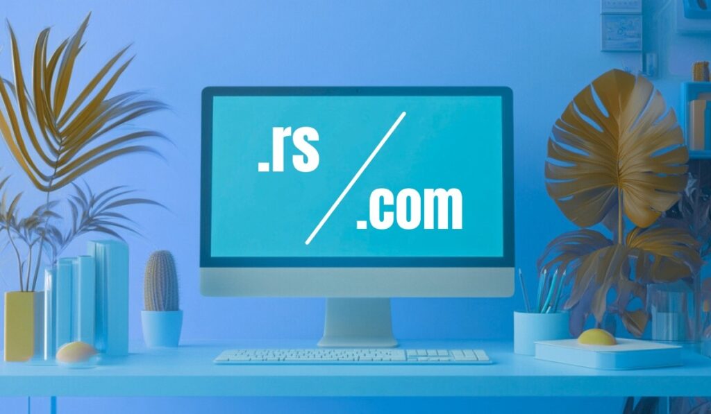Monitor na radnom stolu prikazuje poređenje između .rs i .com domena